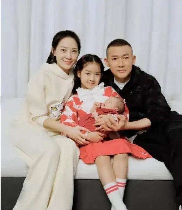 杠杆配资平台 聂远12岁女儿庆生照曝光！一家四口同框太温馨，小女儿首露面像妈妈